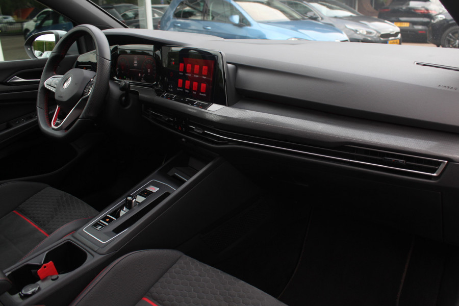 Volkswagen Golf 2.0 TSI GTI Clubsport / Panoramadak / Camera / Head-up / 19'' / IQ Lights / Keyless / Dodehoek / DAB / Stoelverwarming / ACC