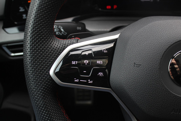Volkswagen Golf 2.0 TSI GTI Clubsport / Panoramadak / Camera / Head-up / 19'' / IQ Lights / Keyless / Dodehoek / DAB / Stoelverwarming / ACC