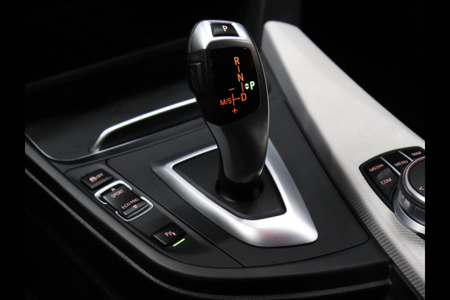 BMW 3 Serie Touring 320i Corporate Lease High Executive M Sport [APPLE CARPLAY, VOL LEDER, GROOT NAVI, STOELVERWARMING, CRUISE, NIEUWSTAAT]