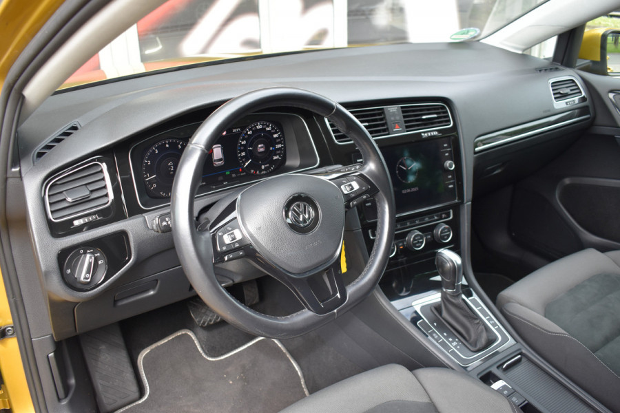 Volkswagen GOLF Variant 1.5 TSI Highline Business R-Line Automaat / Adap. Cruise / Sportstoelen / Parkeersensoren v+a / Navi
