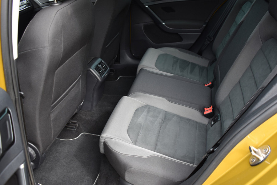 Volkswagen GOLF Variant 1.5 TSI Highline Business R-Line Automaat / Adap. Cruise / Sportstoelen / Parkeersensoren v+a / Navi