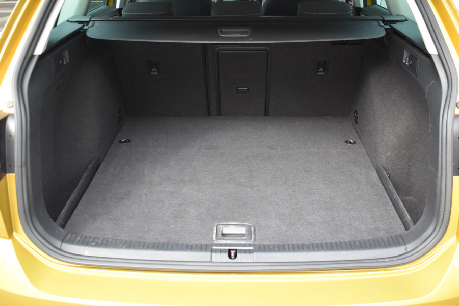 Volkswagen GOLF Variant 1.5 TSI Highline Business R-Line Automaat / Adap. Cruise / Sportstoelen / Parkeersensoren v+a / Navi
