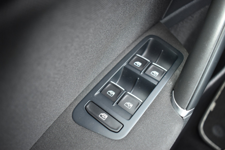 Volkswagen GOLF Variant 1.5 TSI Highline Business R-Line Automaat / Adap. Cruise / Sportstoelen / Parkeersensoren v+a / Navi