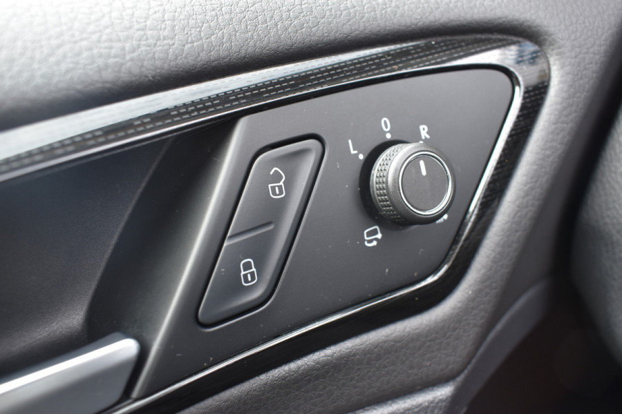 Volkswagen GOLF Variant 1.5 TSI Highline Business R-Line Automaat / Adap. Cruise / Sportstoelen / Parkeersensoren v+a / Navi