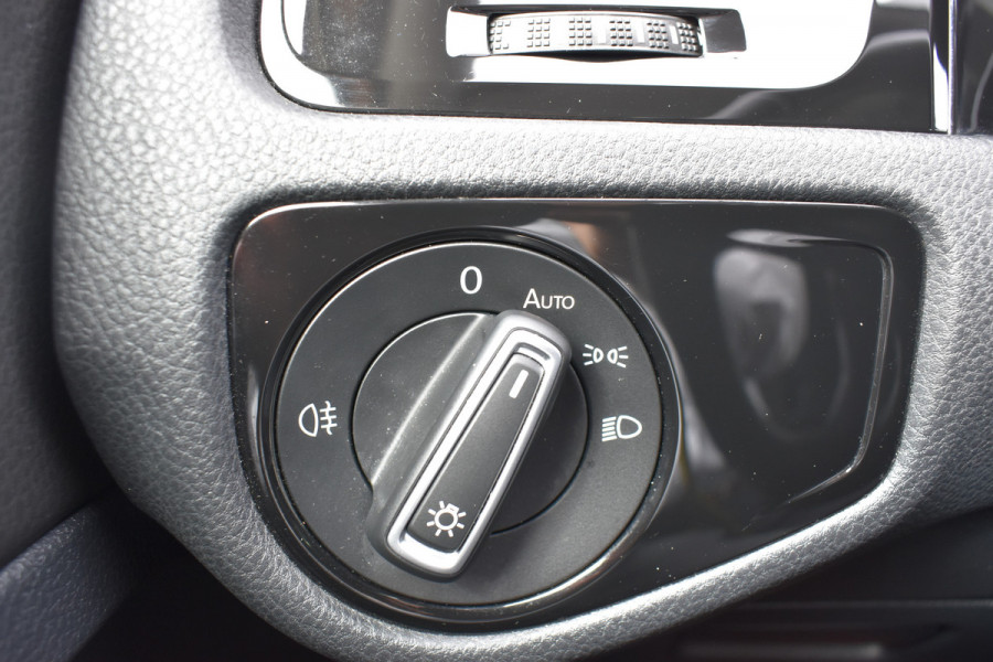 Volkswagen GOLF Variant 1.5 TSI Highline Business R-Line Automaat / Adap. Cruise / Sportstoelen / Parkeersensoren v+a / Navi