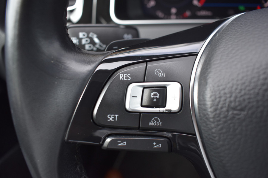 Volkswagen GOLF Variant 1.5 TSI Highline Business R-Line Automaat / Adap. Cruise / Sportstoelen / Parkeersensoren v+a / Navi