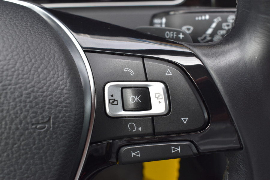 Volkswagen GOLF Variant 1.5 TSI Highline Business R-Line Automaat / Adap. Cruise / Sportstoelen / Parkeersensoren v+a / Navi