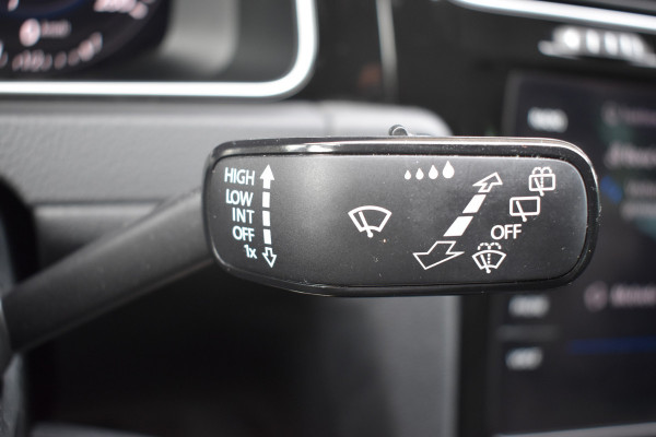 Volkswagen GOLF Variant 1.5 TSI Highline Business R-Line Automaat / Adap. Cruise / Sportstoelen / Parkeersensoren v+a / Navi