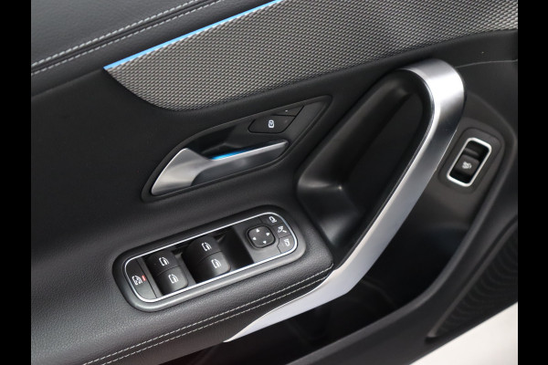 Mercedes-Benz CLA-Klasse 180 Business Solution Luxury [SCHUIFKANTELDAK, SFEERVERLICHTING, CAMERA, WIDESCREEN, VOL LEDER, STOELVERWARMING, PDC V+A, CRUISE, CLIMATE, NIEUWSTAAT]