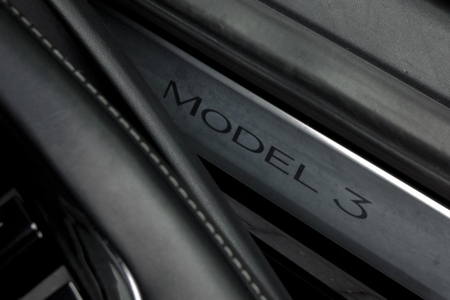 Tesla Model 3 Long Range AWD 75 kWh | AFNEEMBARE TREKHAAK | AUTOPILOT | 1STE EIGENAAR