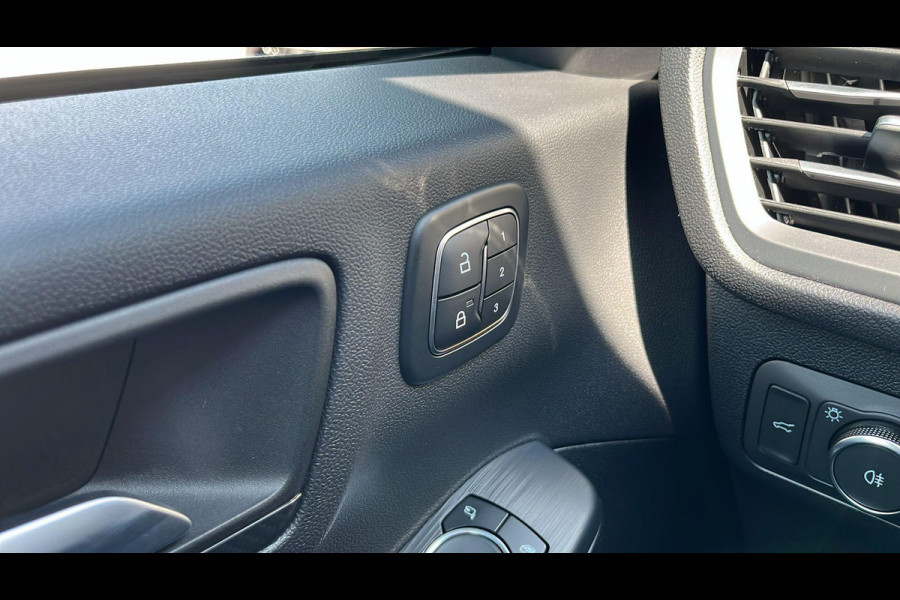Ford Kuga 2.5 FHEV ST-Line X 190pk | Driver Assistance Pack | Technology Pack | Panoramadak | Geen stekker nodig | Winterpack | All Weather Banden | 1.600kg Trekgewicht