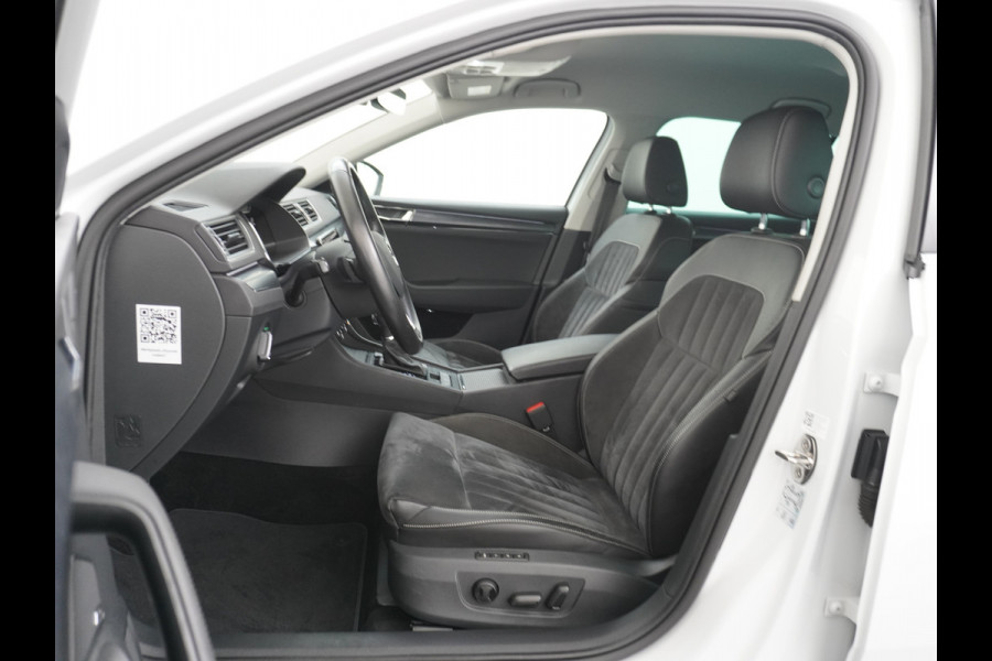Škoda Superb Combi 1.5T-150PK AUT-7 Wegklapb.Trekh.Virtual Cockpit Apple Carplay Android Camera 1/2 Leer-Alcantara Memory Seats Navi Ecc Crui Keyless DAB Privacy Glas Lmv 18" Elek.Achterklep Business Upgrade Function Pakket DSG-7 Regen-Lichtsensor Wifi Voorruitverwarming Zeer compleet! 1e Eigenaar, Origineel Nederlands, 1.600KG Trekgewicht € 44.000 nieuw
