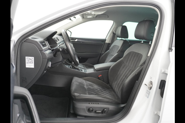 Škoda Superb Combi 1.5T-150PK AUT-7 Wegklapb.Trekh.Virtual Cockpit Apple Carplay Android Camera 1/2 Leer-Alcantara Memory Seats Navi Ecc Crui Keyless DAB Privacy Glas Lmv 18" Elek.Achterklep Business Upgrade Function Pakket DSG-7 Regen-Lichtsensor Wifi Voorruitverwarming Zeer compleet! 1e Eigenaar, Origineel Nederlands, 1.600KG Trekgewicht € 44.000 nieuw