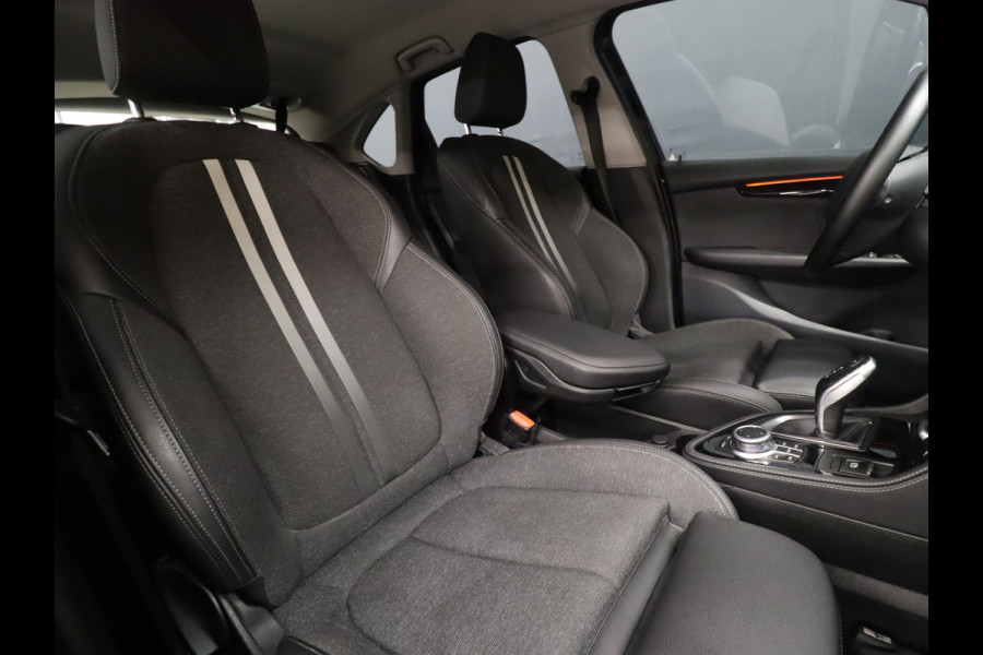BMW 2 Serie Active Tourer 218i High Executive [TREKHAAK AFNEEMBAAR, GROOT NAVIGATIE, HEAD-UP, HALF LEDER, STOELVERWARMING, PDC ACHTER, CRUISE, CLIMATE, NIEUWSTAAT]