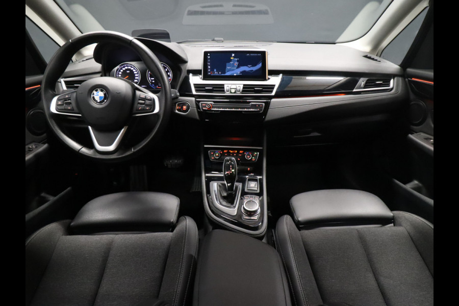 BMW 2 Serie Active Tourer 218i High Executive [TREKHAAK AFNEEMBAAR, GROOT NAVIGATIE, HEAD-UP, HALF LEDER, STOELVERWARMING, PDC ACHTER, CRUISE, CLIMATE, NIEUWSTAAT]