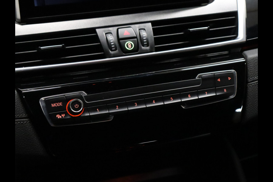 BMW 2 Serie Active Tourer 218i High Executive [TREKHAAK AFNEEMBAAR, GROOT NAVIGATIE, HEAD-UP, HALF LEDER, STOELVERWARMING, PDC ACHTER, CRUISE, CLIMATE, NIEUWSTAAT]