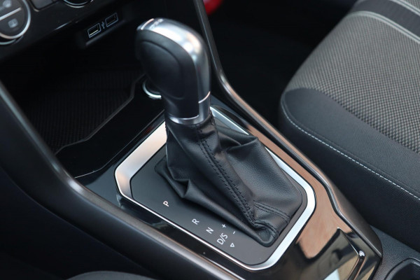 Volkswagen T-Roc 1.5 TSI Sport / PANODAK / DODEHOEK / ACC / CAMERA / CARPLAY