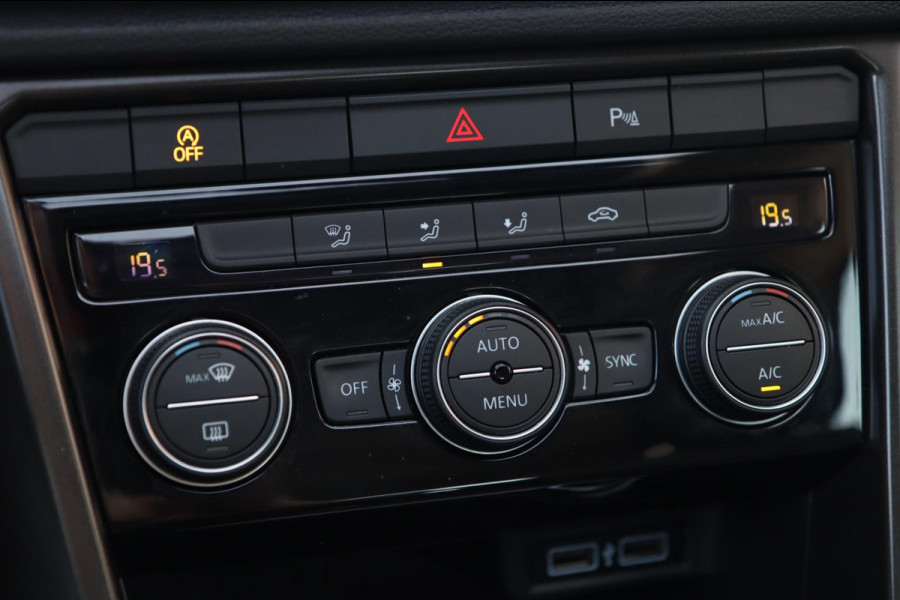 Volkswagen T-Roc 1.5 TSI Sport / PANODAK / DODEHOEK / ACC / CAMERA / CARPLAY