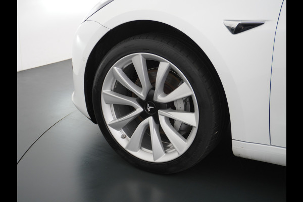 Tesla Model 3 RWD SR+ 60kWh 325PK Lmv 19" AutoPilot Leder PanoDak Adaptive-Cruise Lmv Camera's Elektr.-Stuur+Stoelen+Spiegels+Geheugen+Easy-En Navi LED Comfortstoelen ACC DAB Keyless en Voorverwarmen interieur via App One-Pedal-Drive Origineel Nederlandse auto 1e Eigenaar Garantie Accu/Motor tot 16-12-2027 max 160.000km 1.584kg licht!