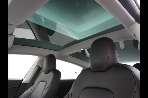 Tesla Model 3 RWD SR+ 60kWh 325PK Lmv 19" AutoPilot Leder PanoDak Adaptive-Cruise Lmv Camera's Elektr.-Stuur+Stoelen+Spiegels+Geheugen+Easy-En Navi LED Comfortstoelen ACC DAB Keyless en Voorverwarmen interieur via App One-Pedal-Drive Origineel Nederlandse auto 1e Eigenaar Garantie Accu/Motor tot 16-12-2027 max 160.000km 1.584kg licht!