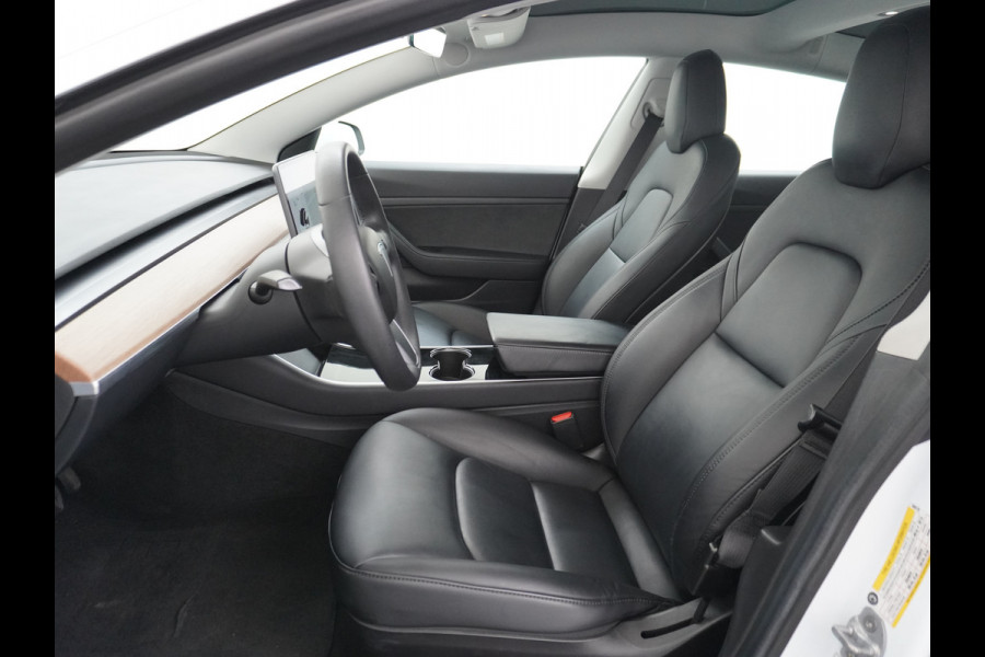 Tesla Model 3 RWD SR+ 60kWh 325PK Lmv 19" AutoPilot Leder PanoDak Adaptive-Cruise Lmv Camera's Elektr.-Stuur+Stoelen+Spiegels+Geheugen+Easy-En Navi LED Comfortstoelen ACC DAB Keyless en Voorverwarmen interieur via App One-Pedal-Drive Origineel Nederlandse auto 1e Eigenaar Garantie Accu/Motor tot 16-12-2027 max 160.000km 1.584kg licht!