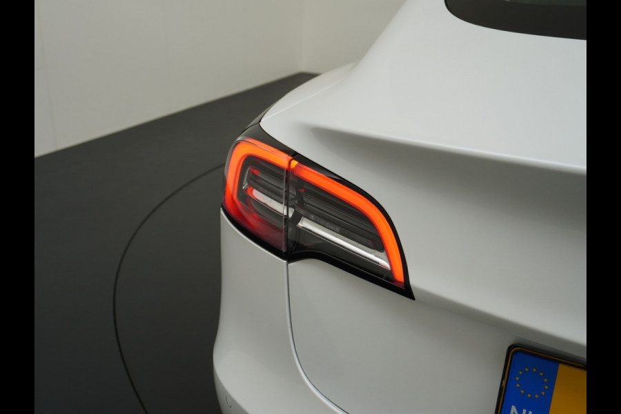 Tesla Model 3 RWD SR+ 60kWh 325PK Lmv 19" AutoPilot Leder PanoDak Adaptive-Cruise Lmv Camera's Elektr.-Stuur+Stoelen+Spiegels+Geheugen+Easy-En Navi LED Comfortstoelen ACC DAB Keyless en Voorverwarmen interieur via App One-Pedal-Drive Origineel Nederlandse auto 1e Eigenaar Garantie Accu/Motor tot 16-12-2027 max 160.000km 1.584kg licht!