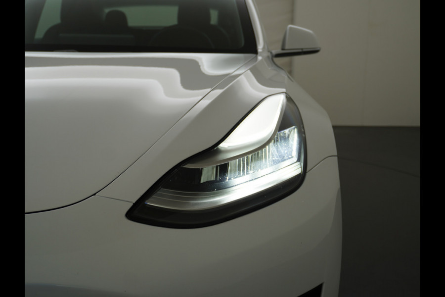Tesla Model 3 RWD SR+ 60kWh 325PK Lmv 19" AutoPilot Leder PanoDak Adaptive-Cruise Lmv Camera's Elektr.-Stuur+Stoelen+Spiegels+Geheugen+Easy-En Navi LED Comfortstoelen ACC DAB Keyless en Voorverwarmen interieur via App One-Pedal-Drive Origineel Nederlandse auto 1e Eigenaar Garantie Accu/Motor tot 16-12-2027 max 160.000km 1.584kg licht!