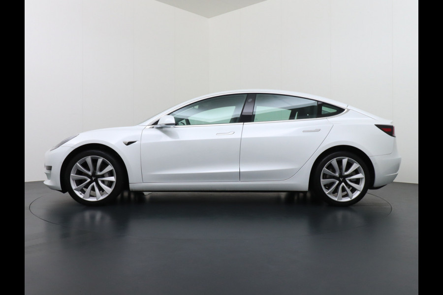 Tesla Model 3 RWD SR+ 60kWh 325PK Lmv 19" AutoPilot Leder PanoDak Adaptive-Cruise Lmv Camera's Elektr.-Stuur+Stoelen+Spiegels+Geheugen+Easy-En Navi LED Comfortstoelen ACC DAB Keyless en Voorverwarmen interieur via App One-Pedal-Drive Origineel Nederlandse auto 1e Eigenaar Garantie Accu/Motor tot 16-12-2027 max 160.000km 1.584kg licht!