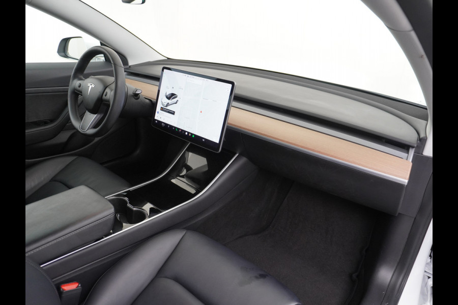 Tesla Model 3 RWD SR+ 60kWh 325PK Lmv 19" AutoPilot Leder PanoDak Adaptive-Cruise Lmv Camera's Elektr.-Stuur+Stoelen+Spiegels+Geheugen+Easy-En Navi LED Comfortstoelen ACC DAB Keyless en Voorverwarmen interieur via App One-Pedal-Drive Origineel Nederlandse auto 1e Eigenaar Garantie Accu/Motor tot 16-12-2027 max 160.000km 1.584kg licht!