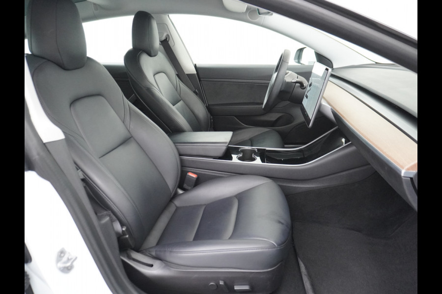 Tesla Model 3 RWD SR+ 60kWh 325PK Lmv 19" AutoPilot Leder PanoDak Adaptive-Cruise Lmv Camera's Elektr.-Stuur+Stoelen+Spiegels+Geheugen+Easy-En Navi LED Comfortstoelen ACC DAB Keyless en Voorverwarmen interieur via App One-Pedal-Drive Origineel Nederlandse auto 1e Eigenaar Garantie Accu/Motor tot 16-12-2027 max 160.000km 1.584kg licht!