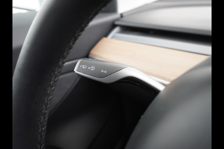 Tesla Model 3 RWD SR+ 60kWh 325PK Lmv 19" AutoPilot Leder PanoDak Adaptive-Cruise Lmv Camera's Elektr.-Stuur+Stoelen+Spiegels+Geheugen+Easy-En Navi LED Comfortstoelen ACC DAB Keyless en Voorverwarmen interieur via App One-Pedal-Drive Origineel Nederlandse auto 1e Eigenaar Garantie Accu/Motor tot 16-12-2027 max 160.000km 1.584kg licht!