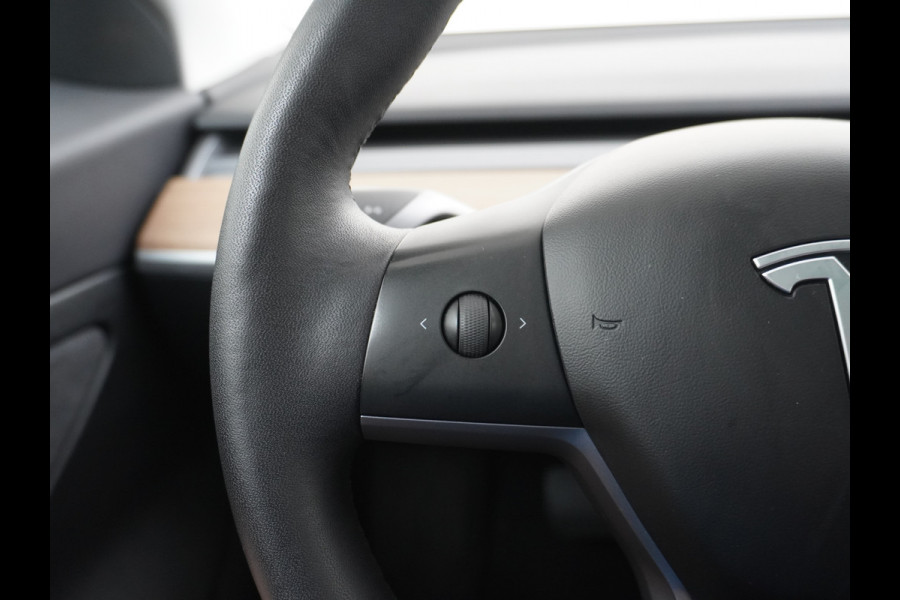 Tesla Model 3 RWD SR+ 60kWh 325PK Lmv 19" AutoPilot Leder PanoDak Adaptive-Cruise Lmv Camera's Elektr.-Stuur+Stoelen+Spiegels+Geheugen+Easy-En Navi LED Comfortstoelen ACC DAB Keyless en Voorverwarmen interieur via App One-Pedal-Drive Origineel Nederlandse auto 1e Eigenaar Garantie Accu/Motor tot 16-12-2027 max 160.000km 1.584kg licht!