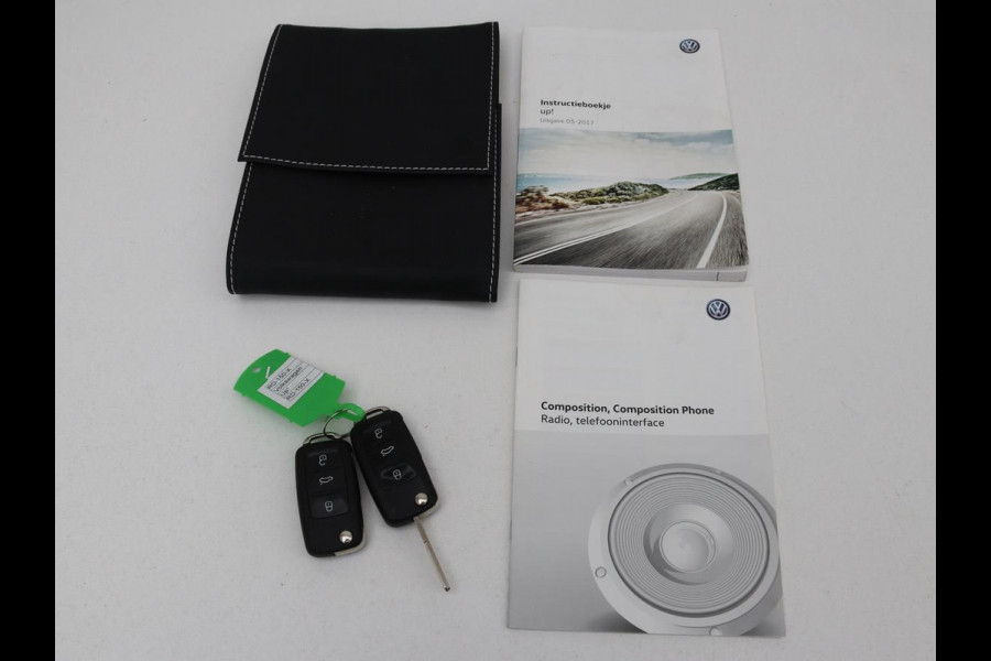Volkswagen up! 1.0 BMT high up! | Cruise control | Airco | Bleutooth | LMV 15 inch | Parkeersensoren achter | Radio | LED dagrijverlichting