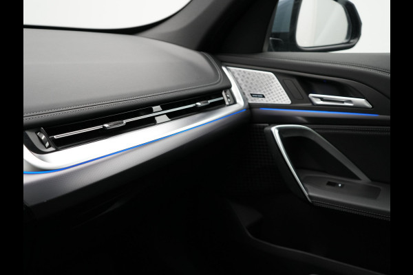 BMW X1 xDrive30e M-Sport Plug In Hybrid Storm Bay Metallic 326pk Dealer O.H. PHEV | Panodak | Lederen Sportstoelen Memory & Massage | Adaptive Cruise | Harman Kardon | Navigatie | 360 Camera | Head Up | Sfeerverlichting | Apple Carplay |