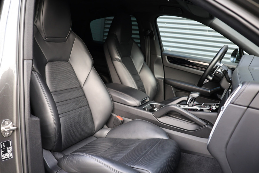 Porsche Cayenne Coupé 3.0 E-Hybrid 462PK | Panoramadak | 360 Camera | Luchtvering | Dealer Onderhouden | Sport-Chrono | 21 inch velgen | Sportuitlaat | Blind Spot | Nieuwe APK | Onderhoudsbeurt