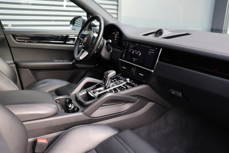 Porsche Cayenne Coupé 3.0 E-Hybrid 462PK | Panoramadak | 360 Camera | Luchtvering | Dealer Onderhouden | Sport-Chrono | 21 inch velgen | Sportuitlaat | Blind Spot | Nieuwe APK | Onderhoudsbeurt