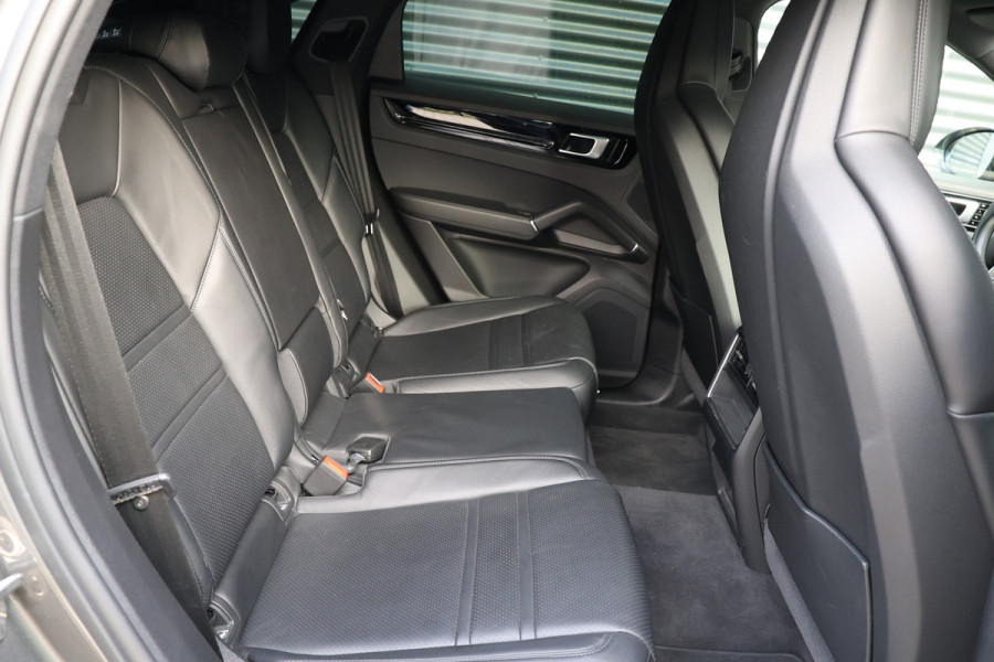 Porsche Cayenne Coupé 3.0 E-Hybrid 462PK | Panoramadak | 360 Camera | Luchtvering | Dealer Onderhouden | Sport-Chrono | 21 inch velgen | Sportuitlaat | Blind Spot | Nieuwe APK | Onderhoudsbeurt