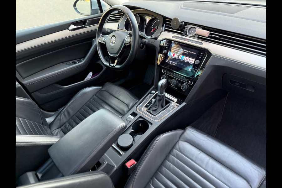 Volkswagen Passat Variant 1.5 TSI Highline Business R l Pano l Automaat l Navi l Climate l ACC l
