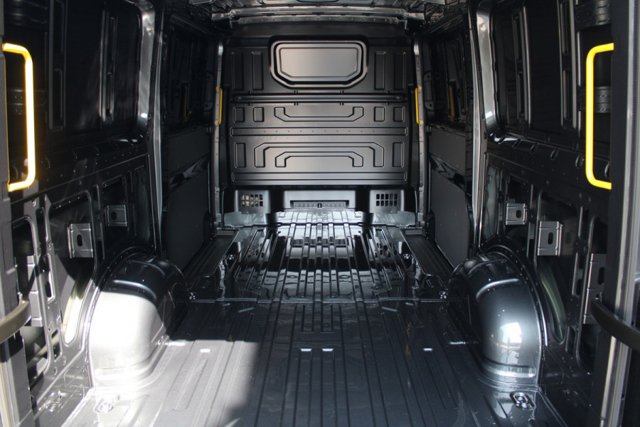 Volkswagen Crafter 35 2.0 TDI L3H2 177pk - Facelift - 2x Schuifdeur - Navigatie - LED - Geveerde stoel - Virtual cockpit - Camera - Verwarmd stuur