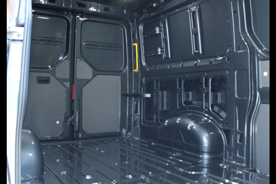 Volkswagen Crafter 35 2.0 TDI L3H2 177pk - Facelift - 2x Schuifdeur - Navigatie - LED - Geveerde stoel - Virtual cockpit - Camera - Verwarmd stuur