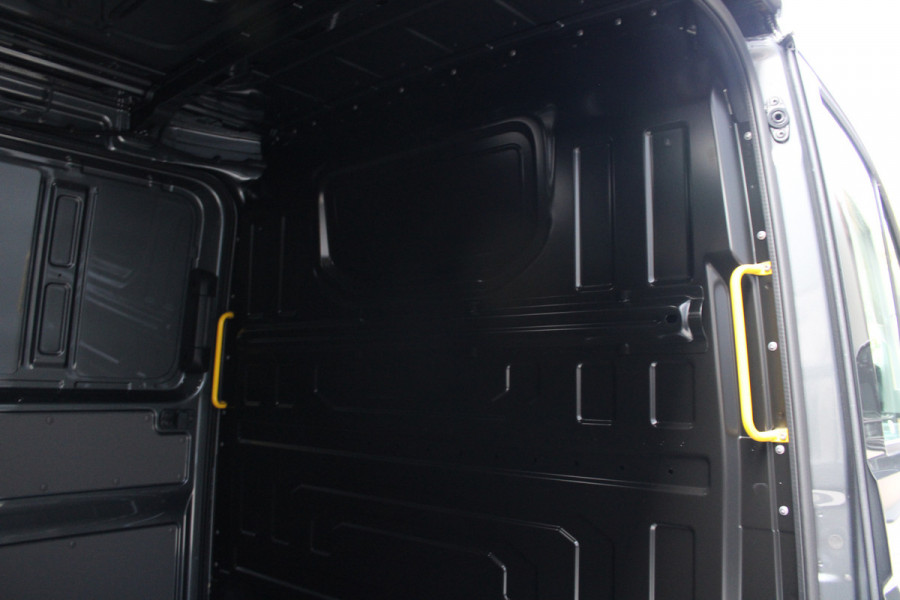 Volkswagen Crafter 35 2.0 TDI L3H2 177pk - Facelift - 2x Schuifdeur - Navigatie - LED - Geveerde stoel - Virtual cockpit - Camera - Verwarmd stuur