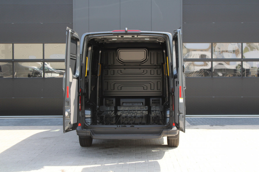 Volkswagen Crafter 35 2.0 TDI L3H2 177pk - Facelift - 2x Schuifdeur - Navigatie - LED - Geveerde stoel - Virtual cockpit - Camera - Verwarmd stuur