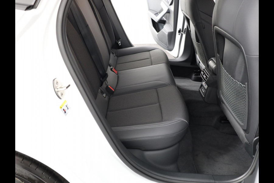 Audi A3 Sportback 40 TFSI e S edition 204 pk S-tronic | Verlengde garantie | Navigatie | Parkeersensoren (Park assist) | Matrix LED koplampen | Elektr. bestuurdersstoel | S-Line |
