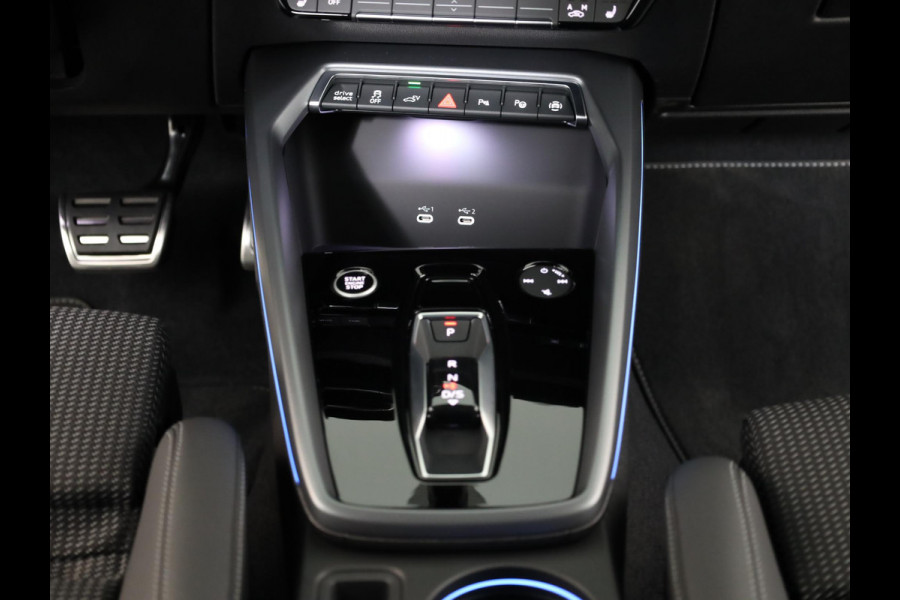 Audi A3 Sportback 40 TFSI e S edition 204 pk S-tronic | Verlengde garantie | Navigatie | Parkeersensoren (Park assist) | Matrix LED koplampen | Elektr. bestuurdersstoel | S-Line |