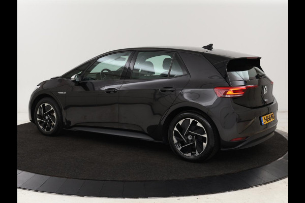 Volkswagen ID.3 First 58 kWh | Stoelverwarming | Camera | Adaptive cruise | Carplay | Navigatie | PDC | Climate control | Sfeerverlichting | LMV 18 inch