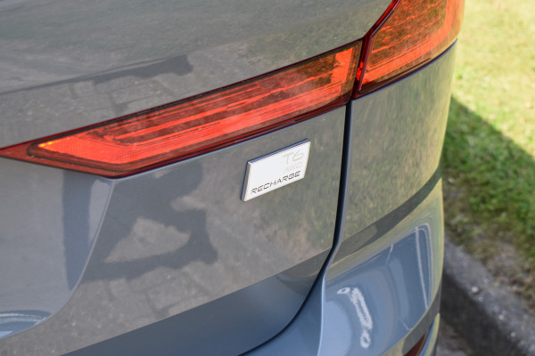 Volvo XC60 T6 350PK Plug-in hybrid AWD Ultimate Dark | B&W | HUD | Trekhaak | ACC | 360 Camera | Glazen dak | 20 "LMV