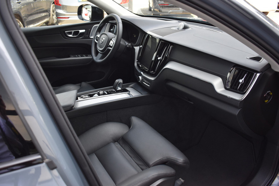 Volvo XC60 T6 350PK Plug-in hybrid AWD Ultimate Dark | B&W | HUD | Trekhaak | ACC | 360 Camera | Glazen dak | 20 "LMV