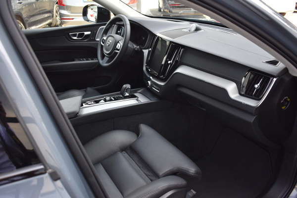 Volvo XC60 T6 350PK Plug-in hybrid AWD Ultimate Dark | B&W | HUD | Trekhaak | ACC | 360 Camera | Glazen dak | 20 "LMV