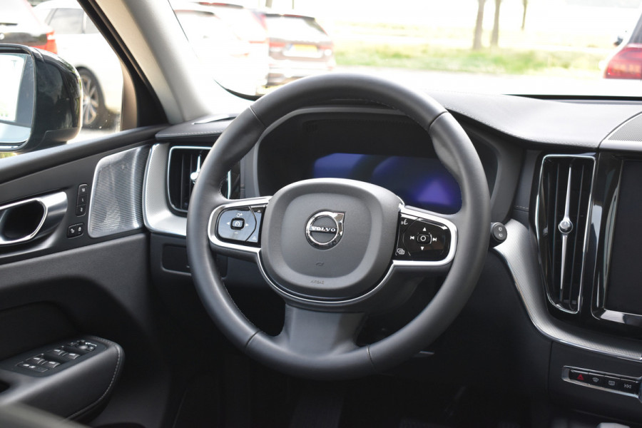 Volvo XC60 T6 350PK Plug-in hybrid AWD Ultimate Dark | B&W | HUD | Trekhaak | ACC | 360 Camera | Glazen dak | 20 "LMV
