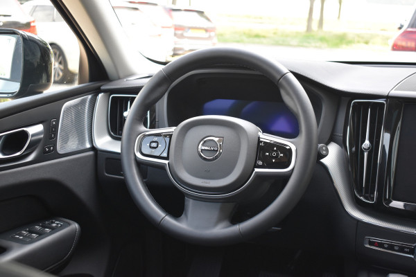 Volvo XC60 T6 350PK Plug-in hybrid AWD Ultimate Dark | B&W | HUD | Trekhaak | ACC | 360 Camera | Glazen dak | 20 "LMV